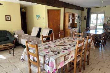 Location de vacances pour 8 personnes, avec terrasse et jardin, animaux acceptés à Sommant