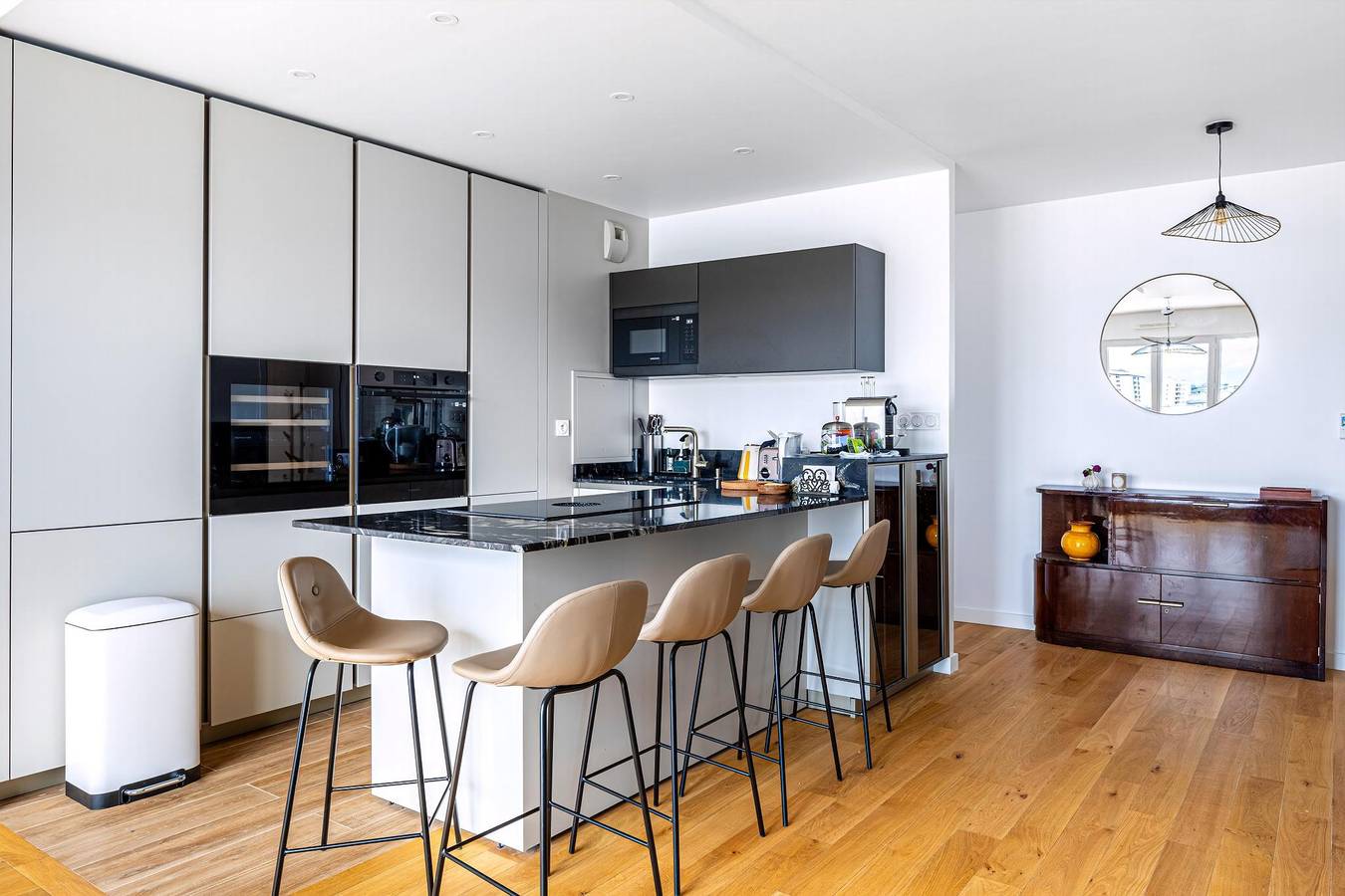 Appartement entier, Guestready - Apt. chic et fonctionnel avec balcon in Suresnes, Hauts-de-Seine