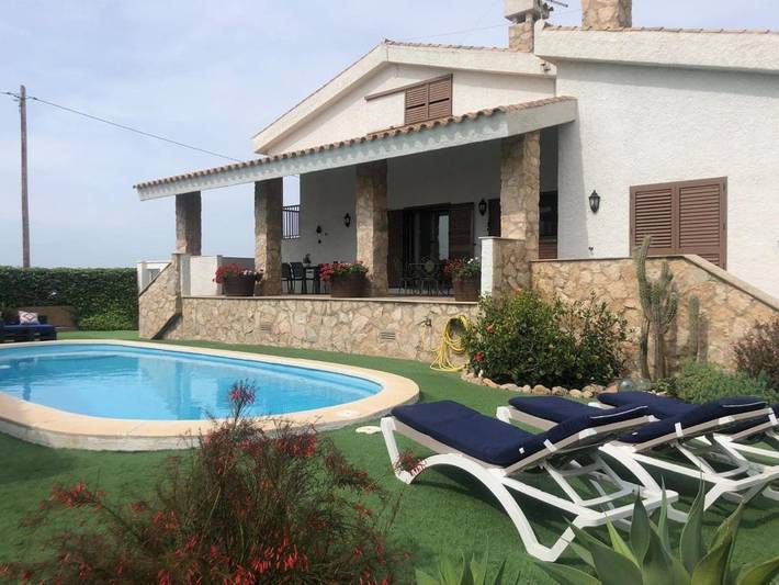 Location de vacances pour 9 personnes, avec Balcon et Terrasse ainsi que Jardin et Piscine dans Els Muntells
