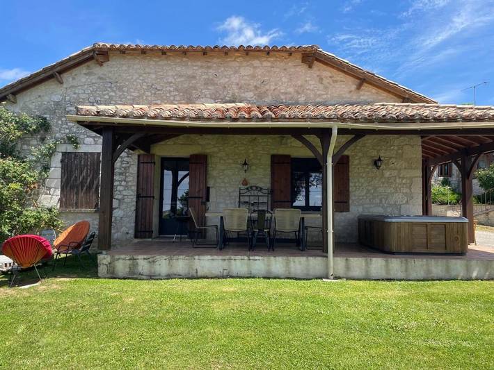 Location de vacances pour 9 personnes, avec piscine ainsi que terrasse et vue à Saint-Eutrope-de-Born - 3