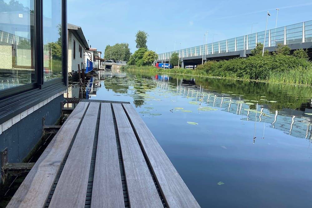 Unique houseboat with private garden and free parking in Rotterdam, South Holland