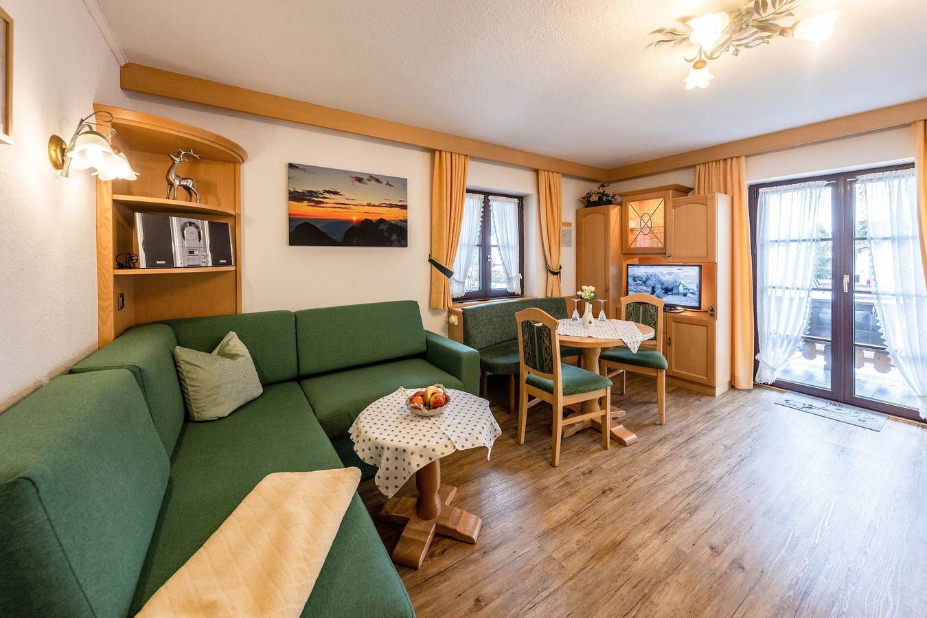 Ganze Wohnung, Ferienwohnung 'Nr 1 Wetterstein' mit Bergblick, Balkon und Wi-Fi in Krün, Bayerische Alpen