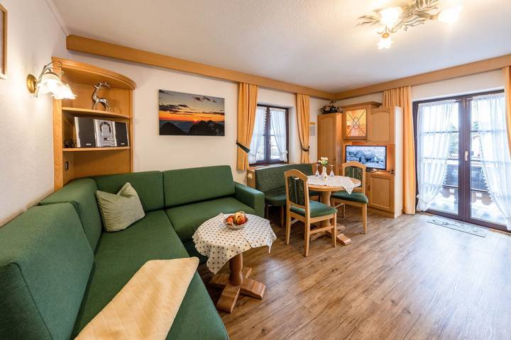 Ganze Wohnung, Ferienwohnung 'Nr 1 Wetterstein' mit Bergblick, Balkon und Wi-Fi in Krün, Bayerische Alpen
