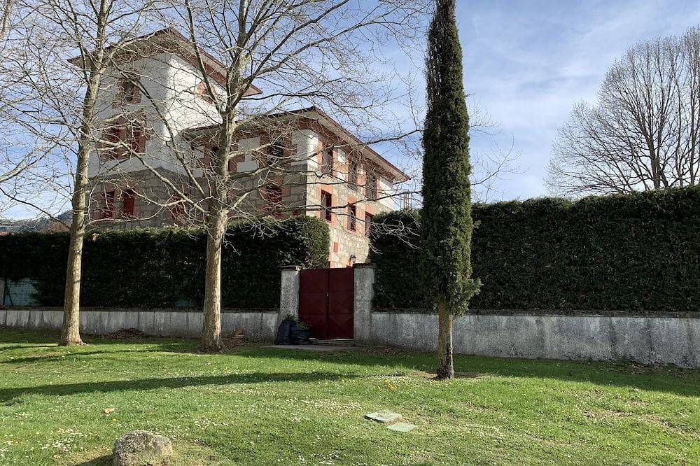 El Torreon farm. Up to 28 people, 10 rooms. House 60 km from Madrid in El Espinar, Segovia Provinz