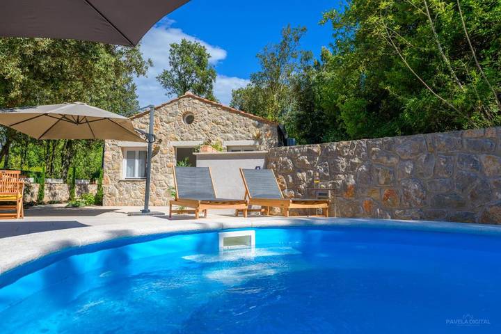 Ferienhaus für 2 Personen, mit Terrasse und Garten sowie Pool