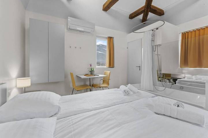 Chambre romantique au coeur de Sierre in Sierre, Région de Sion-Sierre