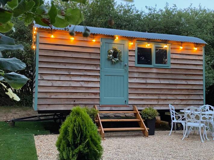 Glamping for 2 people, with Terrace and View in Milton Keynes