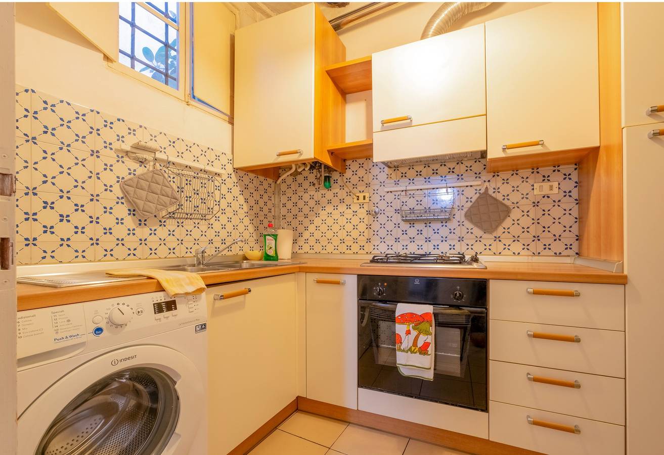 Entire apartment, Apartment 'Il Nido - Immersi Nell'arte' with Wi-Fi and Air Conditioning in Lucca, Lucca Province