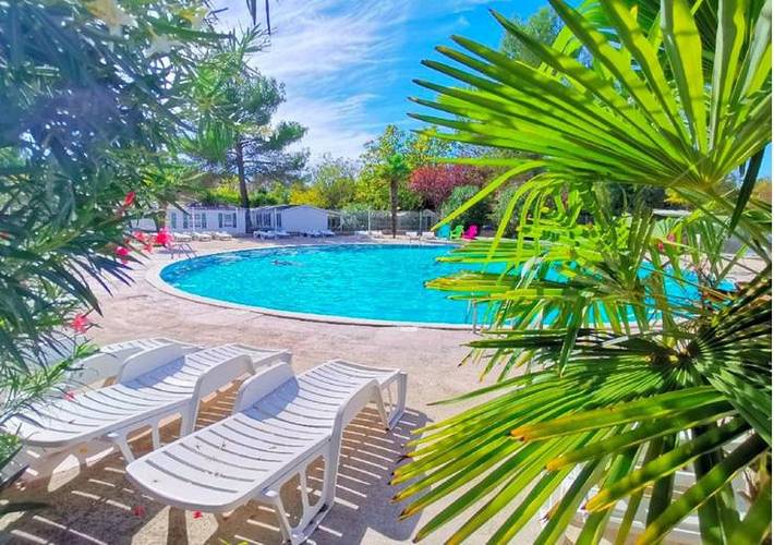 Camping pour 6 personnes, avec piscine et terrasse, animaux acceptés à La Roque-d'Anthéron - 2