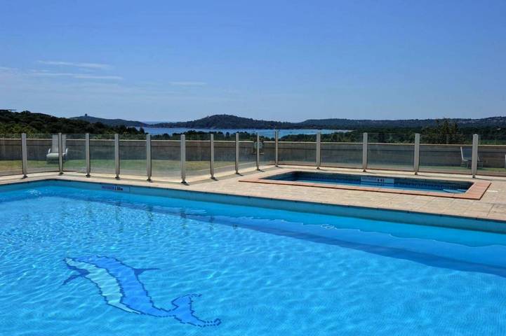 Appart’hôtel pour 10 personnes, avec jardin ainsi que terrasse et piscine, animaux acceptés