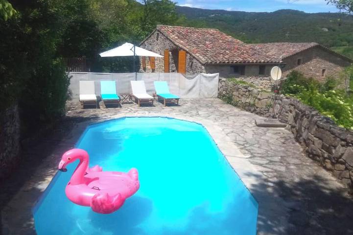 Location de vacances pour 4 personnes, avec jardin et piscine, animaux acceptés à Cros
