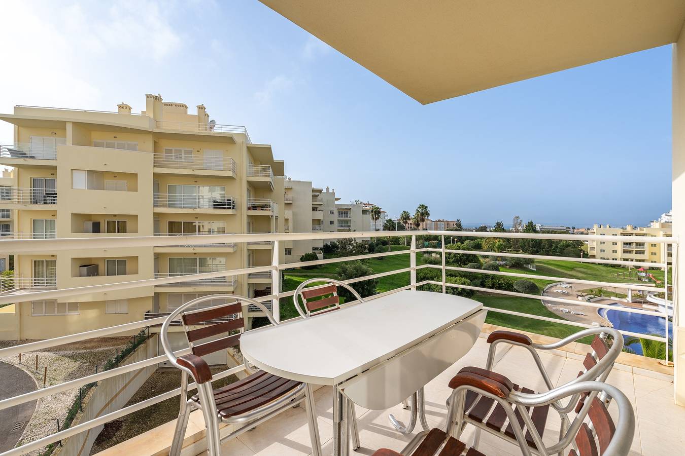 Apartamento entero, Apartamento 'Marachique 205' con vistas al mar, piscina compartida y jardín compartido in Alvor, Distrito de Faro