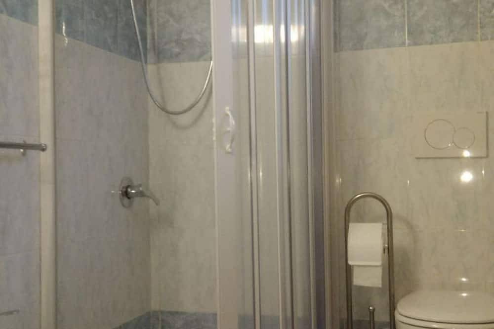 Ganze Wohnung, Zweizimmerwohnung In Einer Ruhigen Residenz Mit Pool Umgeben Von Grün in Sirmione, Gardasee-Berge