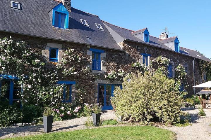 Gîte pour 8 personnes, avec Terrasse ainsi que Jardin et Piscine à Calorguen