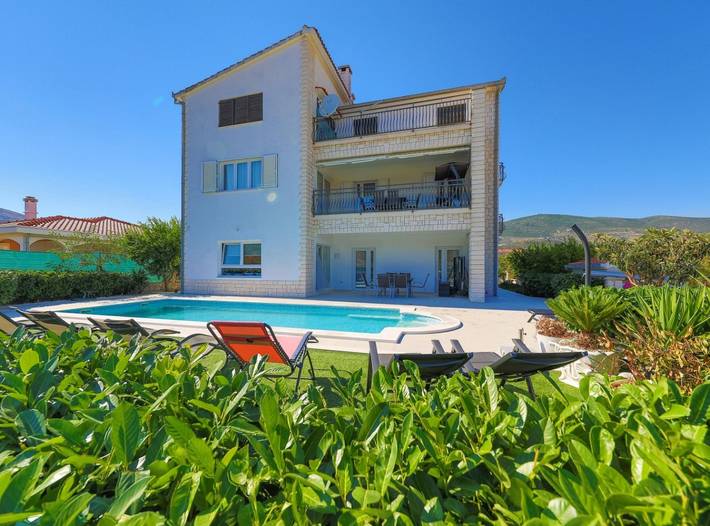 Villa für 10 Personen, mit Meerblick und Balkon sowie Garten in Trogir