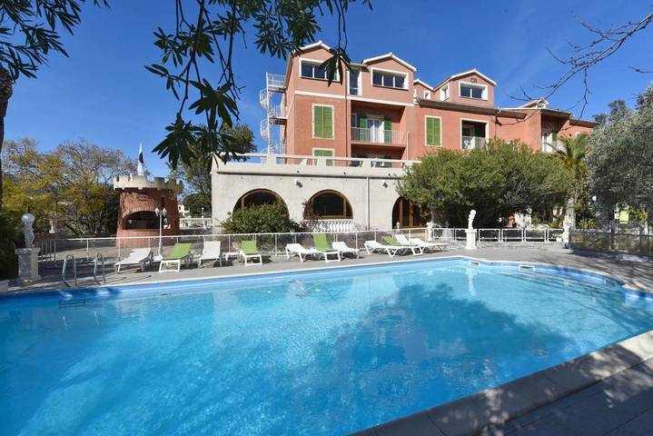 Hôtel pour 2 personnes, avec Terrasse ainsi que Jardin et Piscine