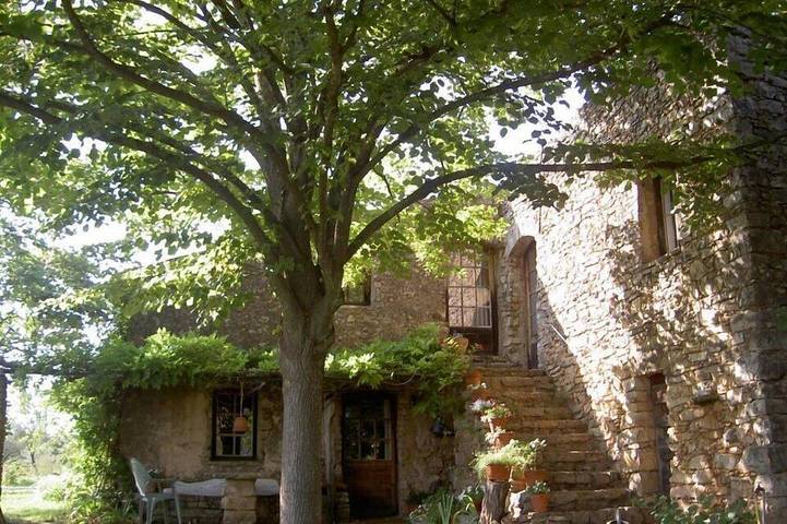 Location de vacances pour 6 personnes, avec jardin et terrasse à Entrecasteaux