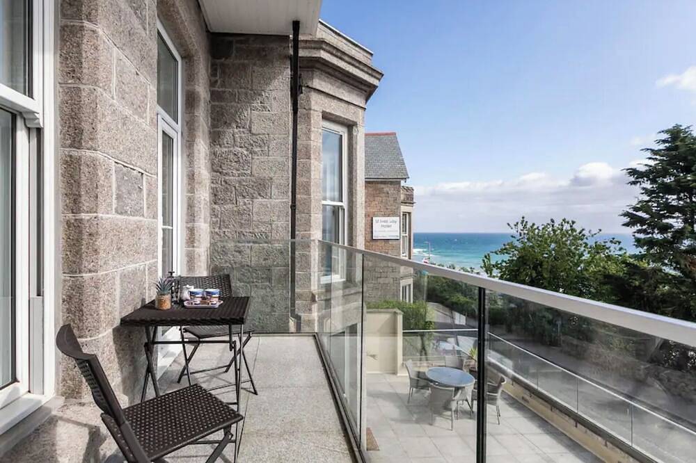Entire apartment, Luxury Apartment, Sea Views, Balcony, Swimming Pool, Spa, Gym, Parking & Wifi in St. Ives, Cornwall