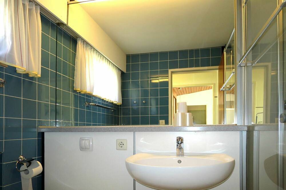 Angenehme Wohnung in einem Ferienhaus für 4 Leute mit Pool, Tv, Terrasse und Haustiere erlaubt in Maierhöfen, Bayerisch Schwaben