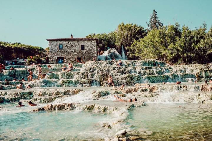 Privatzimmer für 3 Personen, mit Terrasse und Garten sowie Pool und Ausblick in Roccalbegna