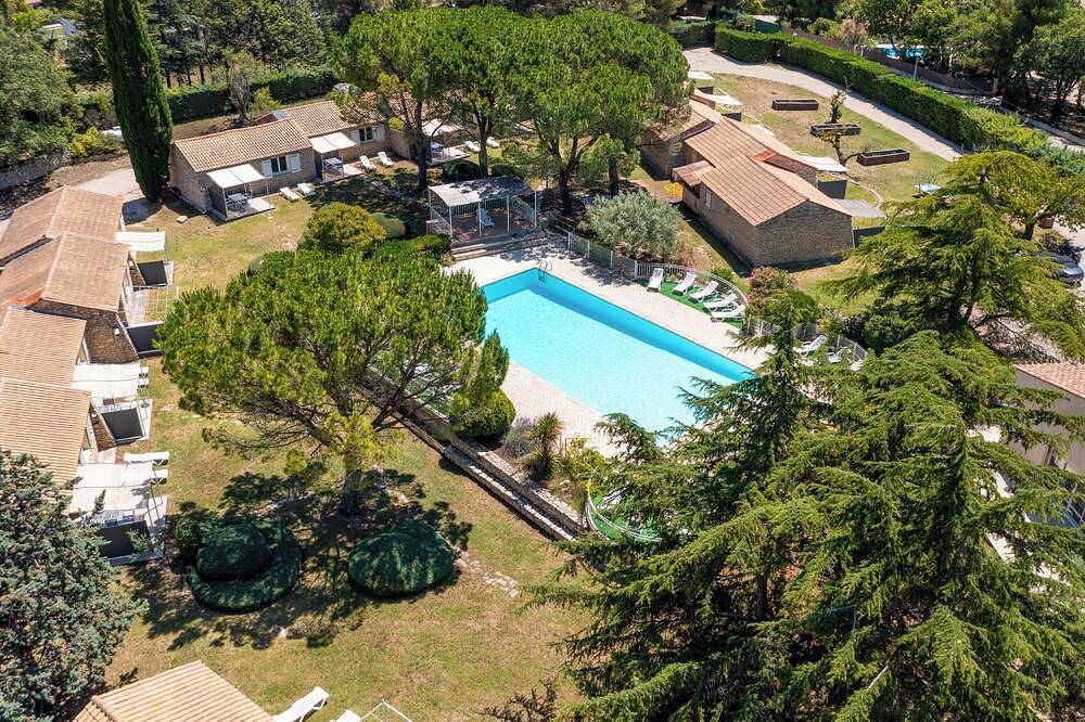 Ganze Wohnung, Stone mas in residence with pool in La Roque-sur-Pernes, Vaucluse
