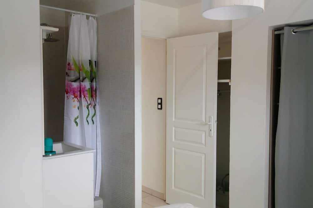 Entire apartment, T2 garden level in villa in Le Muy, Draguignan region