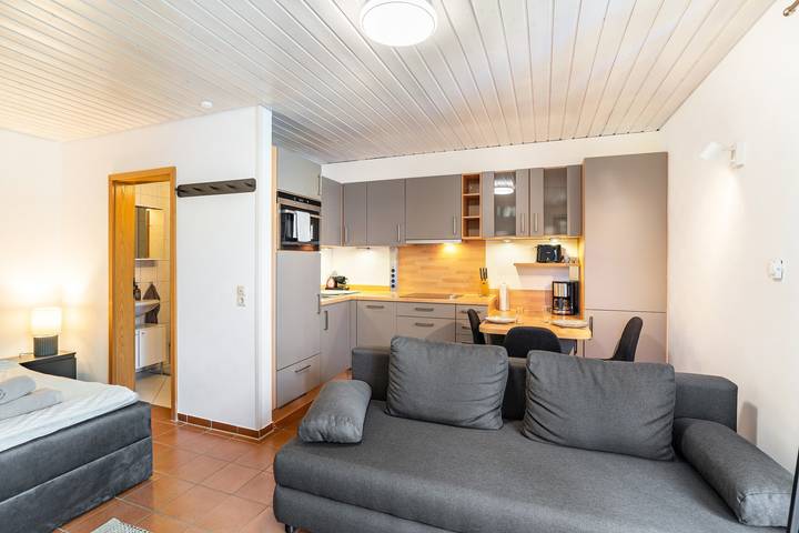 Hel studio-lejlighed, Haus Ersfeld – Garden Studio with Private Terrace and Wi-Fi in Bad Teinach-Zavelstein, Nord Sortskoven