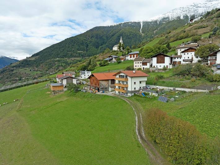 Entire apartment, Apartment 'Heuduft' with Mountain View, Shared Garden and Wi-Fi in Tanas, Laas