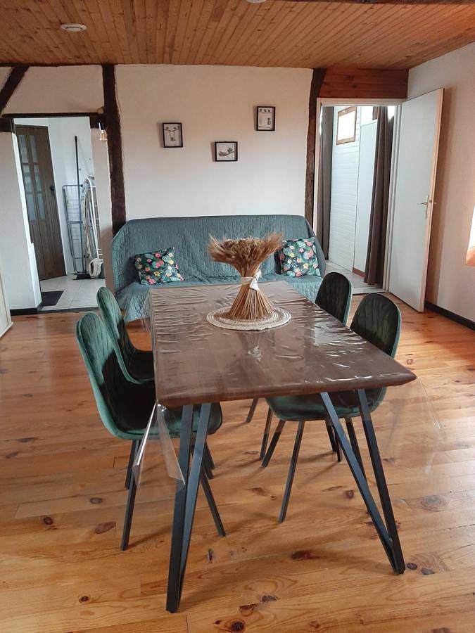 Gîte pour 4 personnes, avec jacuzzi ainsi que jardin et piscine dans Bailly-le-Franc