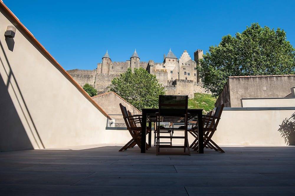 The terrace of La Tour Pinte in Carcasona, Región de Carcassonne