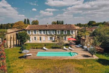 Location de vacances pour 14 personnes, avec terrasse ainsi que jardin et piscine à Les Artigues-de-Lussac