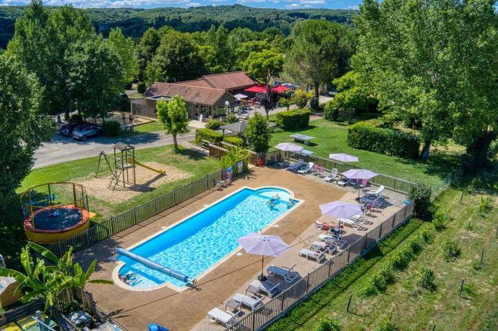 Camping pour 4 personnes, avec Terrasse ainsi que Jardin et Piscine à Domme
