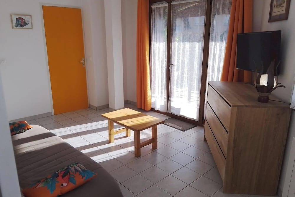 Entire apartment, T2, Antilles, equipped terrace, the beach and shops are a stone's throw... in Savines-le-Lac, Écrins National Park