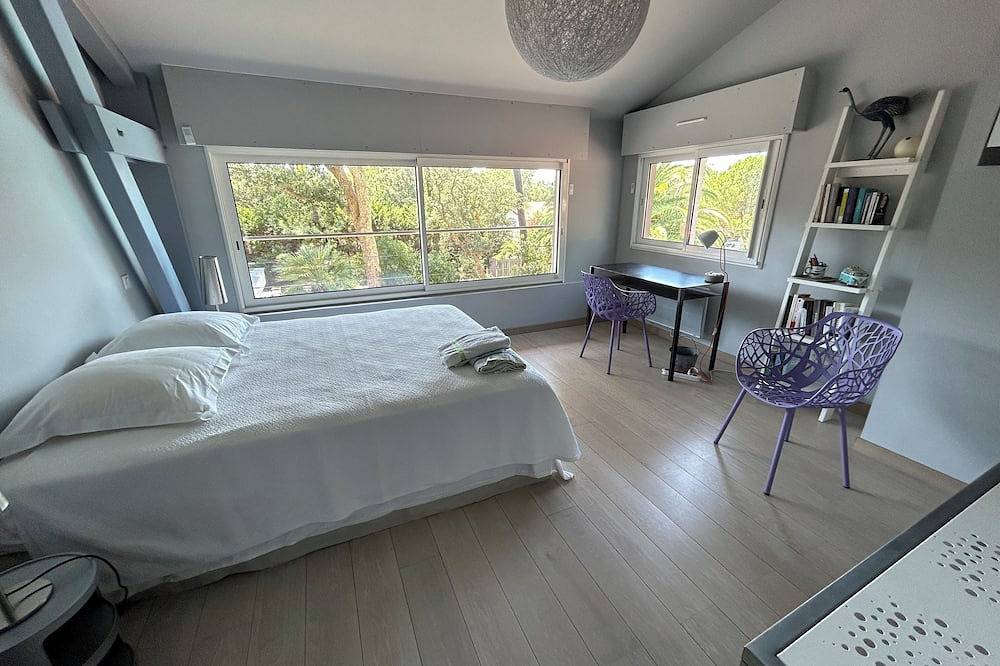 Villa contemporaine entre lac et océan. Belle piscine chauffée. in Lac d'Hossegor, Hossegor