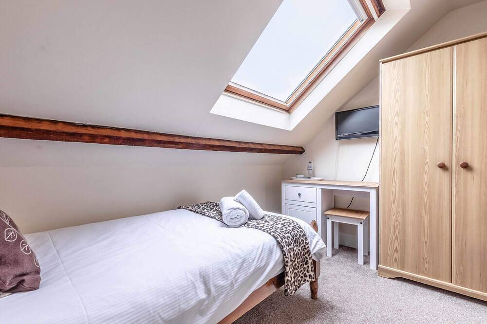 Oxford House Summary: in Windsor, Berkshire