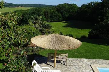 Gîte pour 7 personnes, avec jardin et terrasse ainsi que piscine et jacuzzi à Blousson-Sérian