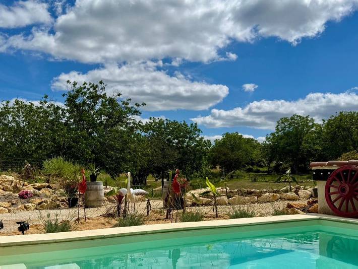 Location de vacances pour 6 personnes, avec Balcon et Terrasse ainsi que Jardin et Piscine à Queyssac