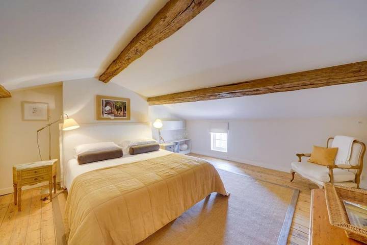 Location de vacances pour 8 personnes, avec piscine ainsi que vue et terrasse à Saint-Émilion - 2