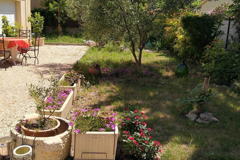 Accommodation in L'Isle sur la Sorgue, 5 minutes' walk from the town center in L'Isle-sur-la-Sorgue, Vaucluse