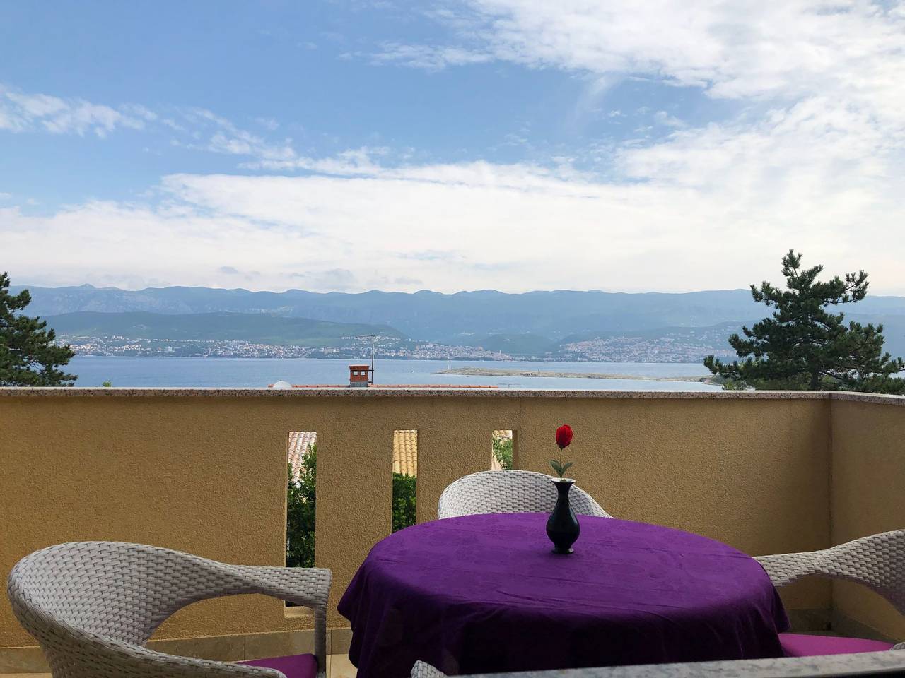 Mit grünem Garten und Meerblick in Silo (Krk), Krk