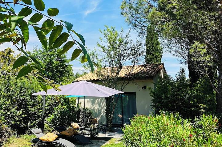 Location de vacances pour 2 personnes, avec Jacuzzi et Terrasse ainsi que Jardin et Piscine à Sauzet