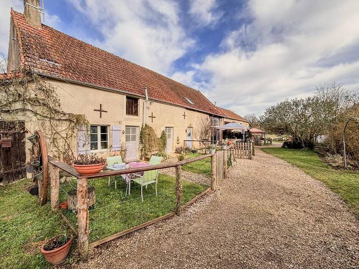 Gîte pour 6 personnes, avec vue ainsi que jardin et piscine, animaux acceptés à Vicq-Exemplet