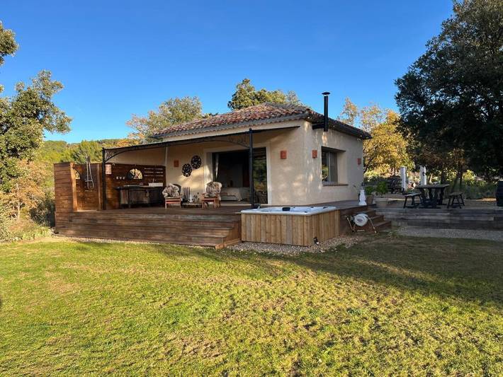 Gîte pour 2 personnes, avec piscine ainsi que vue et jardin, animaux acceptés à Tourtour