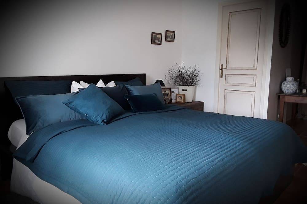 House with heated pool and superb view of Lussan in Lussan, Nimes und Umgebung