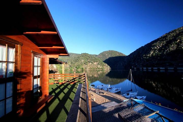 Bateau pour 2 personnes, avec Balcon et Terrasse ainsi que Jardin et Piscine dans Pinhal do Douro