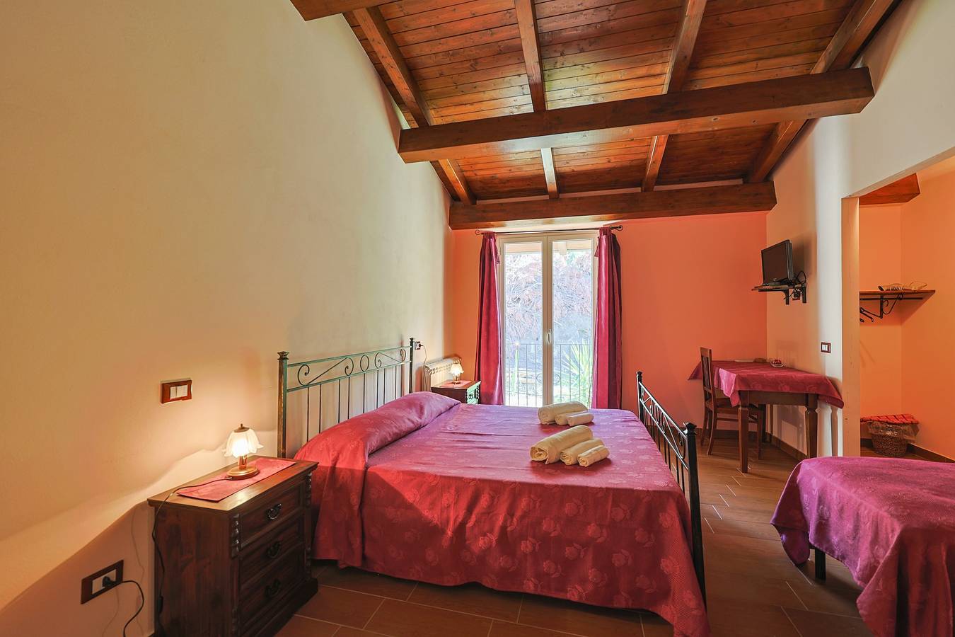 Chambre 'Stromboli' avec terrasse partagée, jardin commun et climatisation in Patti, Monti Nebrodi