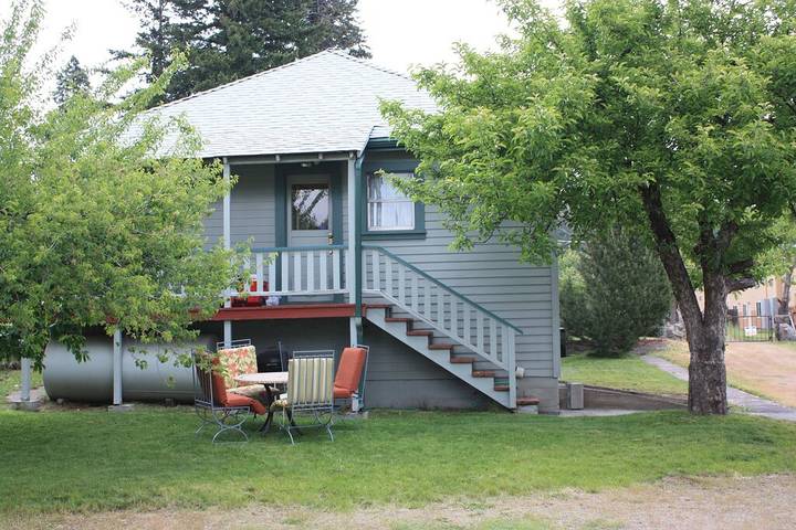 Vacation rental for 6 people, with balcony and yard, with pets in Mount Shasta