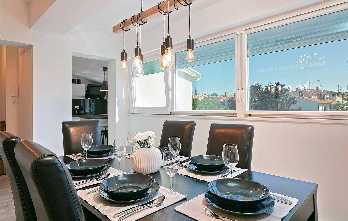 Ganze Ferienwohnung, Charmante 100 m² große Wohnung mit Terrasse, WLAN und nur 400 m vom Strand entfernt in Poreč, Grad Poreč