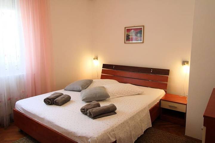 Appartamento intero, Spaziosa oasi con 4 camere da letto per 8 persone, animali non ammessi, 3 posti auto in Medulin (città), Medolino