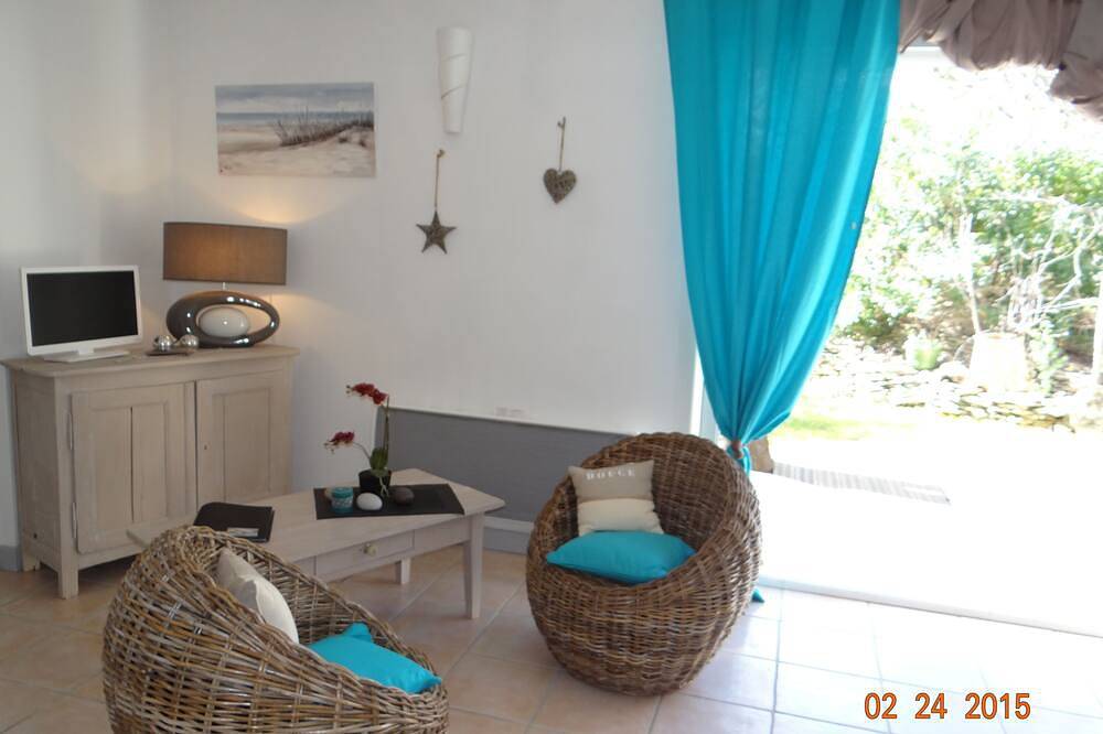 Charming house, Zen atmosphere in the garrigue, Private heated pool & Jacuzzi in Castillon-du-Gard, Region de Nimes